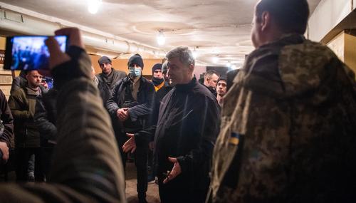 Порошенко дал интервью CNN c улицы в Киеве c автоматом Калашникова в руках Порошенко дал интервью CNN c улицы в Киеве c автоматом Калашникова в руках