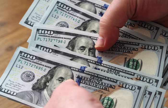 РФ запрещает вывоз из страны наличной валюты на сумму более $10 тыс.
