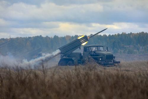 TG-канал WarGonzo выложил видео ударов реактивной артиллерии ДНР по бойцам &laquo;Азова&raquo; в Мариуполе