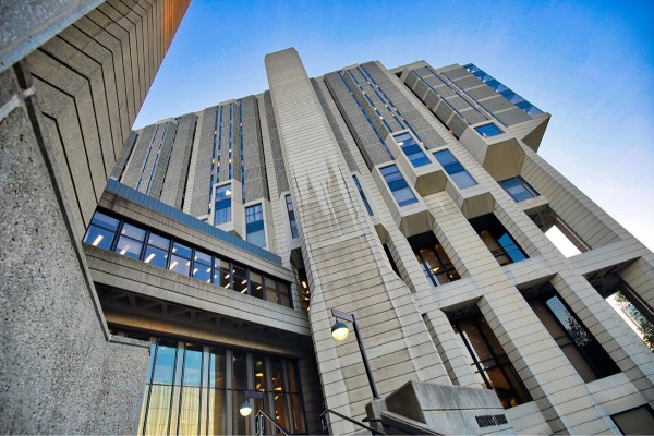 
                    Суровый интерьер: стиль брутализм в архитектуре и дизайне
                    
                