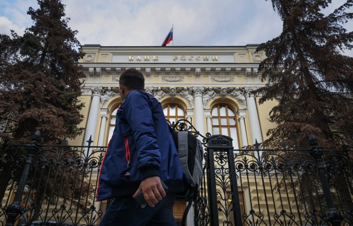Банк России втрое повысил пороги переводов денег за рубеж для физлиц