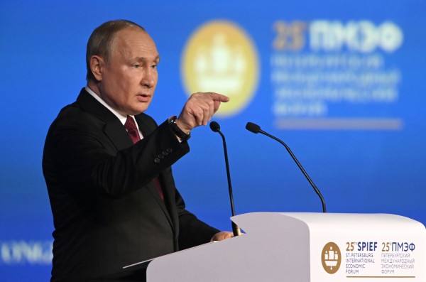 &laquo;В течение всего срока кредитования&raquo;: Путин поручил закрепить ставку по льготной ипотеке на уровне не выше 7% годовых