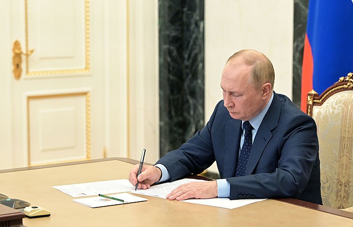 Путин подписал указ о соцвыплатах беженцам из ДНР, ЛНР и Украины