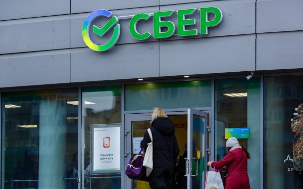 
                    &laquo;Сбер&raquo; начал прием заявок на кредитные каникулы для военнослужащих

                