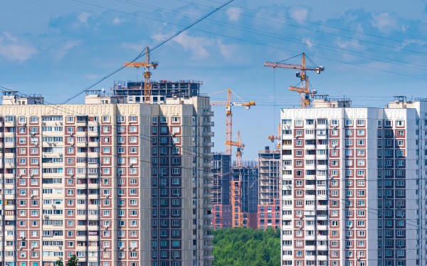 
                    Риелторы спрогнозировали снижение цен на жилье в Москве и Петербурге

                