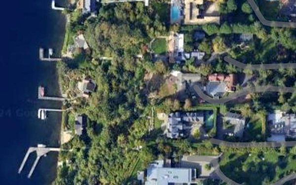 
                    Основатель Amazon продал самый дорогой особняк за всю историю Вашингтона

                