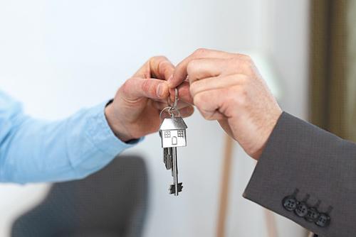 Как и кому подарить свой дом или квартиру