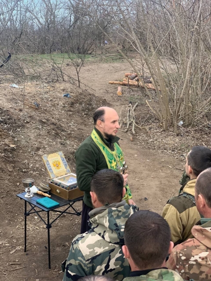 Отец Михаил: Наши ребята сражаются с Верой и молитвой в сердце &ndash; за Родину