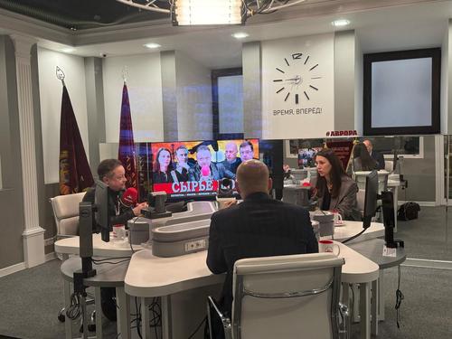 С сумкой и блокнотом