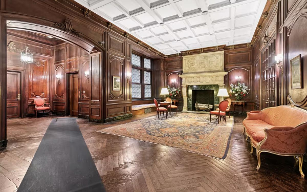 
                    Квартиру в доме одного из отцов желтой прессы продают в США за $6 млн

                