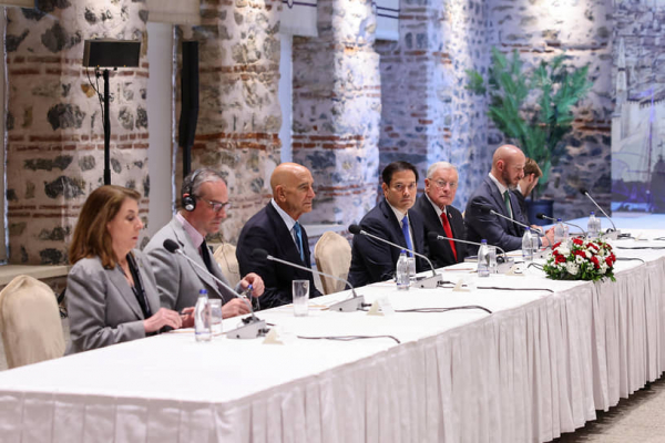 
                &laquo;Тактическая победа господина Путина&raquo;
            