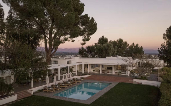 
                    Одноклубник Александра Овечкина выставил на продажу особняк за $15 млн

                