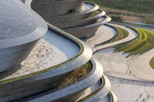 
                    В Китае открыли музей науки по проекту Zaha Hadid. Как он выглядит

                