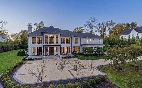 
                    Одноклубник Александра Овечкина выставил на продажу особняк за $15 млн

                