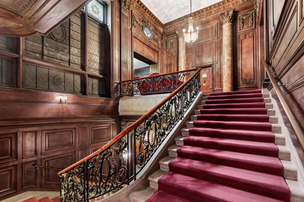 
                    Квартиру в доме одного из отцов желтой прессы продают в США за $6 млн

                