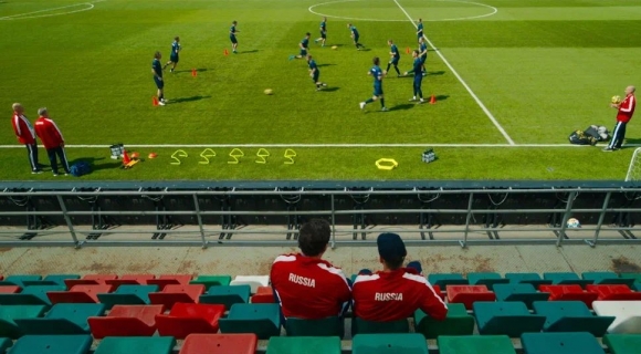 «На пробных показах люди смеялись и плакали»: Виктор Демент и Георгий Черданцев о фильме «Больше чем футбол» «На пробных показах люди смеялись и плакали»: Виктор Демент и Георгий Черданцев о фильме «Больше чем футбол»