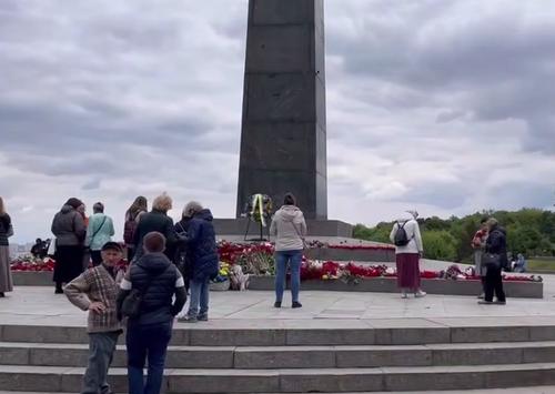 &laquo;Страна&raquo;: в Киеве и Одессе 9 мая люди несли цветы к памятникам павшим воинам