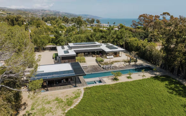 
                    Дэвид Духовны продал дом в Калифорнии на берегу океана почти за $11 млн

                