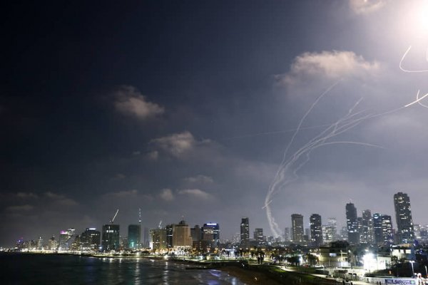 
                Израиль и Иран обменялись ракетными ударами
            